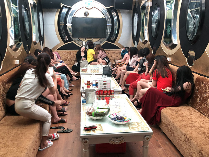 Cận cảnh truy quét nhà hàng thác loạn ở trung tâm Sài Gòn